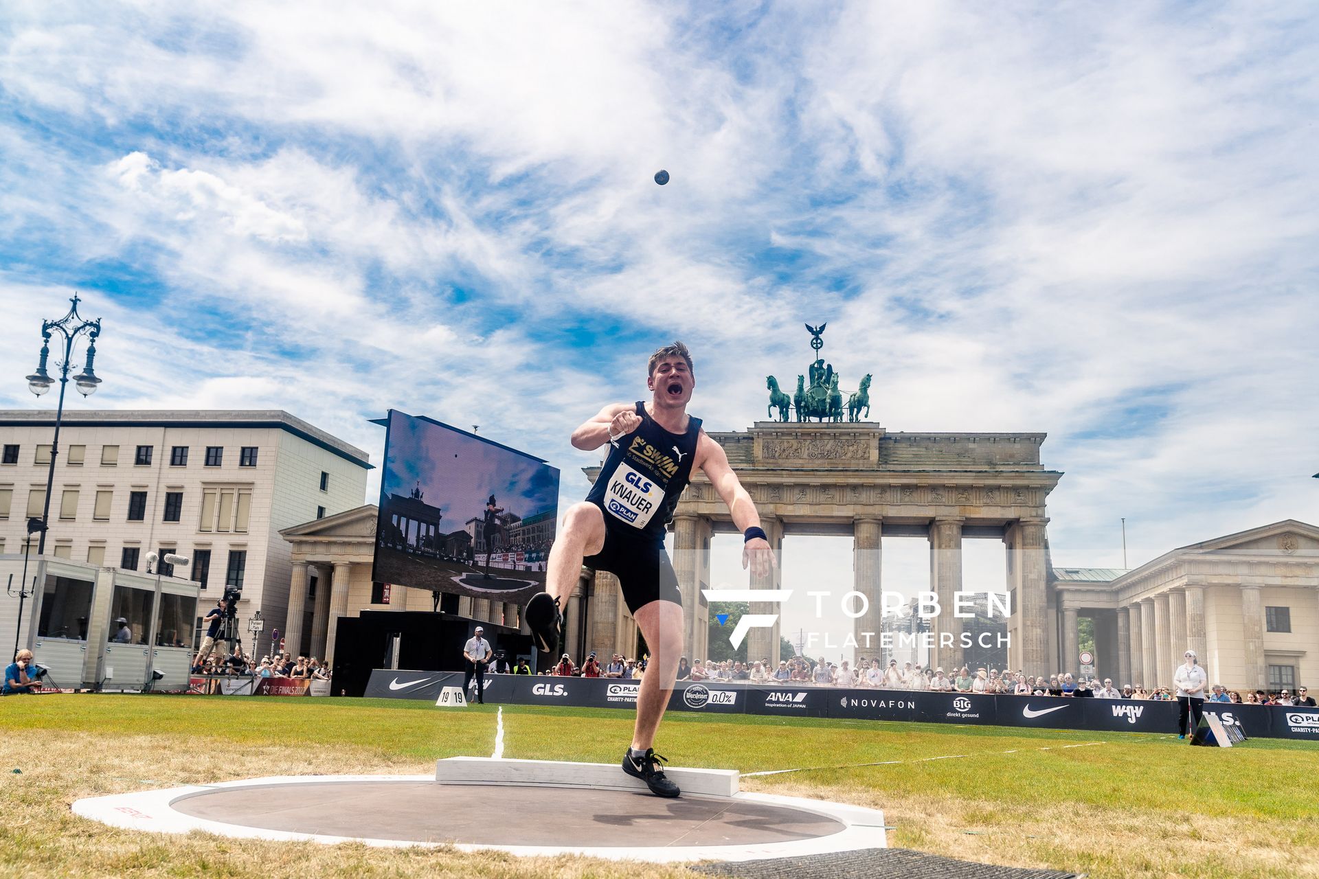 Martin Knauer (LG Stadtwerke Muenchen) beim Kugelstossen waehrend der deutschen Leichtathletik-Meisterschaften auf dem Pariser Platz am 24.06.2022 in Berlin